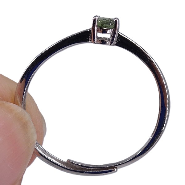 Anillo de moldavita