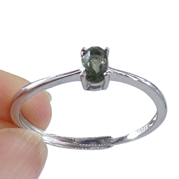 Anillo de moldavita